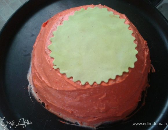 Теперь самая основная и кропотливая работа - украшение... вернее моделирование и лепка из мастики. Эта работа заняла у меня 4 часа без остановки!!! (может кому и меньше потребуется (но я не знаю. куда столько времени делось :-))) Я начала работать с мастикой в час дня а в пять усадила зайца и сказала: "Ух"...).
В самом верху делаем "полянку" для зайчика из салатовой мастики. 