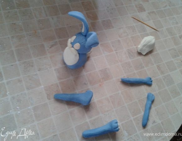 Лепим зайчика. Из голубо-серой мастики. Плюс белая мастика на мордочку и лапки (ну еще и слюнявчик и на ушки в серединку и хвостик).