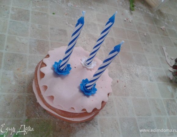 Готовим "торт в лапки зайчику". С тортом (игрушечным) и зайчиком можно было и поиграться... поинтересней сделать, но у меня время поджимало. Ставим на него 3 свечки. 