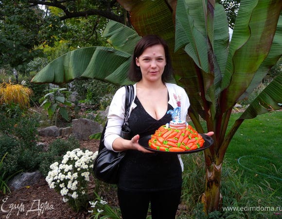 Вот такой вот подарочек-сюрприз :-)) (на фото моя подруга Настя). И вообще. не скажешь, что торт весом всего полтора килограмма :-)))