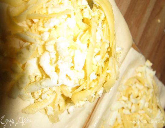 Разрезать на квадраты. Каждый квадрат начинить сыром и яйцом.