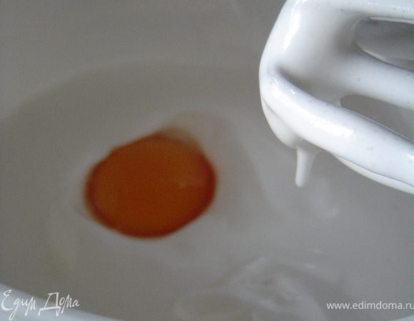 Начинаем с приготовления основного коржа, рецепт я позаимствовала у Людмилы, за него ей огромная от меня благодарность! Рецепт можно посмотреть здесь - http://www.edimdoma.ru/recipes/21373 .
Чтобы было удобнее для приготовления и так как я его готовила именно по этому рецепту, то я его здесь продублирую. "Белки отделить от желтков и взбить в пену, постепенно добавляя сахар. Не переставая взбивать, добавить по одному желтки. Масло вливаем тонкой струйкой, постоянно взбивая миксером. Муку просеять, смешать с разрыхлителем и попеременно с молоком добавлять в тесто, постоянно помешивая ложкой.Тесто разделить пополам. Одну половину смешать с какао и 2 ст. л. молока. Форму для выпечки (у меня 27Х17, в рецепте - 30Х20)смазать маслом, посыпать мукой, или застелить пергаментной бумагой и вылить светлое тесто. Думаю, для такого количества теста подойдет кругла форма D-26см . Сверху аккуратно, распределяя равномерно по всей поверхности, залить темной массой. Отправить в предварительно разогретую до 180*С духовку на 30 мин. (готовность проверяем спичкой). "
 Пока выпекается основной корж, мы приступаем к приготовлению профитролей. В воду кладем масло, сахар, соль и доводим до кипения,высыпаем муку, постоянно перемешиваем до того времени, пока масса не загустеет.Даем тесту немного остыть, а затем вводим по одному яйца, после каждого тщательно перемешивая. Противень застилаем пищевой бумагой и на нее ложкой выкладываем тесто на расстоянии 3 см друг от друга. Выпекаем около 30 минут при температуре 180 град. 
 Корж и профитроли готовы, пока они остывают мы готовим кремы, начиная с заварного №1. Желатин (у меня быстрорастворимый) разводим по инструкции. Желтки взбиваем с сахаром и добавляем муку,ванильный сахар, молоко и варим до загустения.Затем добавляем желатин,белый шоколад, перемешиваем и даем остыть.Сливки взбиваем и аккуратно вводим в остывший крем.
 Теперь готовим крем №2. Нагреваем молоко, смешиваем ванильный пудинг, сахар и 5 столовых ложек молока, перемешиваем и добавляем в горячее молоко хорошо перемешивая, чтобы не образовались комочки,кладем поломанный на небольшие кусочки черный шоколад и варим до загустения постоянно помешивая. Немного взбиваем масло и частями добавляем остывший пудинг, перемешивая ложкой до однородной массы. 
 А теперь начинаем сборку торта. Основной корж смазываем заварным кремом №1 (1/3 часть от всей массы). Профитроли наполняем ванильно-шоколадным кремом №2 с помощью чайной ложки, надрезав верхушки профитролей, и наполненные кремом пирожные размещаем на основном корже, а сверху выкладываем оставшийся заварной крем и распределяем его по всей поверхности торта. Напоследок взбиваем сливки с сахарной пудрой и распределяем их по торту.
 А вот украшения - это фантазия кулинара! Я украсила клубникой, мятой, цветами, листьями из мастики, а главным украшением стал мастичный котик собственного изготовления, который пробрался на торт, чтобы преподнести розу имениннице!