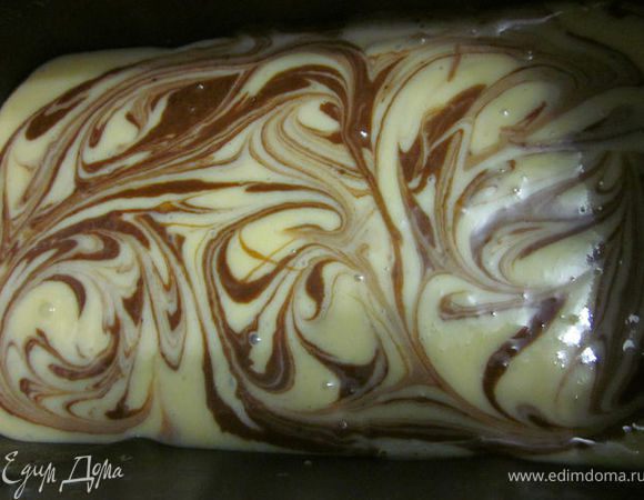 Взбить яйца с 1 стан. сахара, разрыхлителем, ванилином и солью. Добавить оливковое масло, 200 мл. ацидофилина и постепенно добавляя муку, замесить тесто.
Разделить тесто пополам.
В одну часть добавить какао + 2 ст.л. сахара + 1 ст.л. ацидофилина, перемешать.
А дальше, как обычно, выливаем в форму поочерёдно белое и чёрное тесто, по половничку (маленькому), пока не закончится.
Потом длинной палочкой, у меня это деревянная шпажка, круговыми движениями перемешиваем тесто, получается вот такой рисунок.