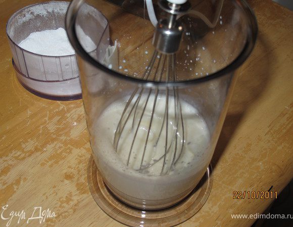 Молоко и сгущённое молоко вылить в чашу и взбить.