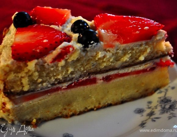 Аккуратно вытянуть полоски бумаги из под торта. Поставить торт в холодильник для застывания и пропитки. Не задолго до подачи на стол украсить торт свежей клубникой.