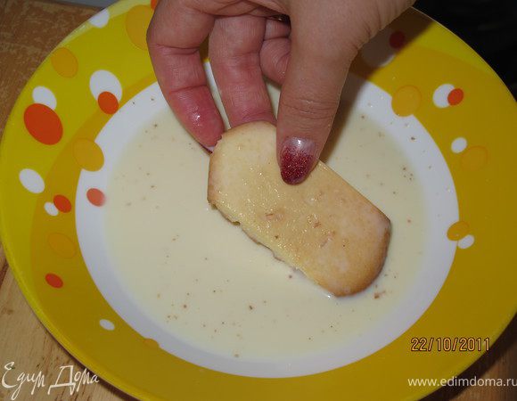 Обмакнуть печенье в в молочную смесь и выкладывать в два ряда по 4 штуки.