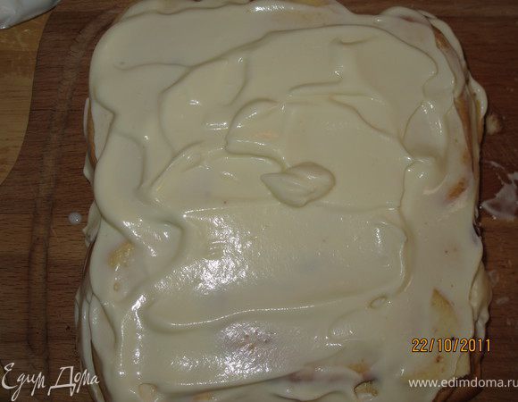 Сливки взбить с сахарной пудрой, но так чтобы они были не как крем, а немного жиже, но чтобы и не текли. Намазать первый слой печенья сливками. 