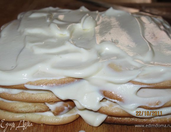 И проделать всё то же. Обмакивать печенье в молочную смесь и выкладывать поверх сливок. Так 4-ре слоя печенья.