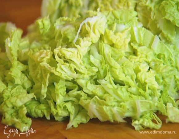 Китайскую капусту мелко нашинковать.