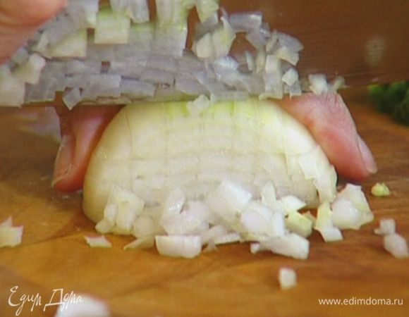 Лук почистить и мелко порубить.