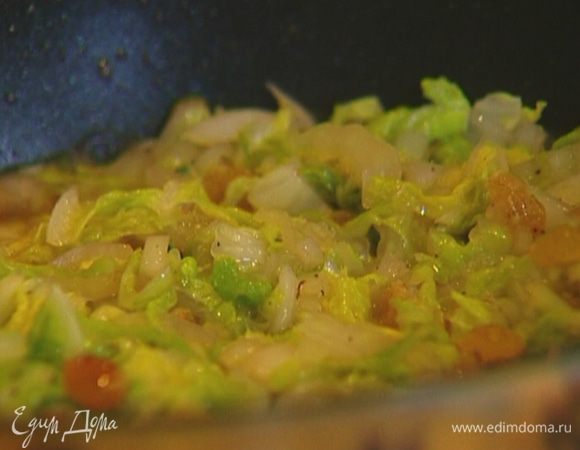 Добавить к капусте изюм, листья тимьяна, посолить, поперчить и перемешать. Затем влить куриный бульон, наршараб, винный уксус и дать жидкости слегка выпариться.