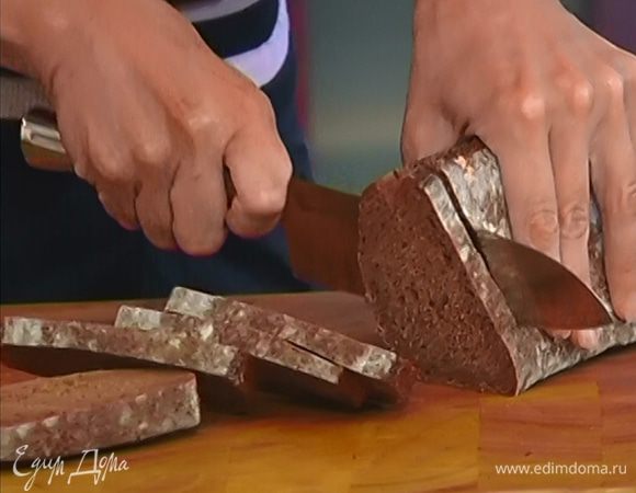 Хлеб нарезать длинными полосками.