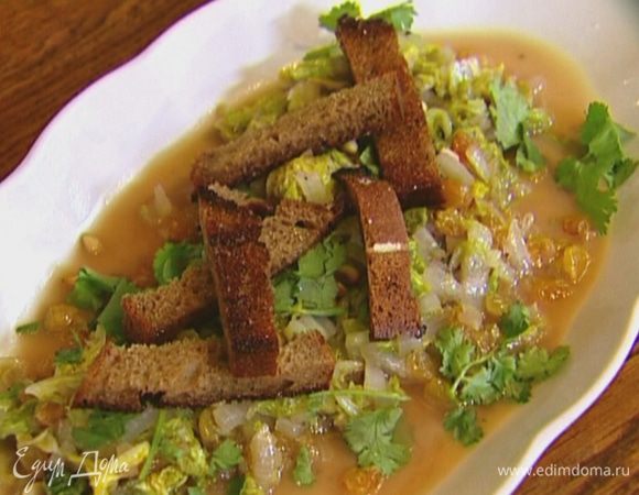 Разогреть в сковороде оставшееся оливковое масло, выложить хлебные палочки, посолить, поперчить и обжарить до золотистого цвета, затем выложить гренки на салат.