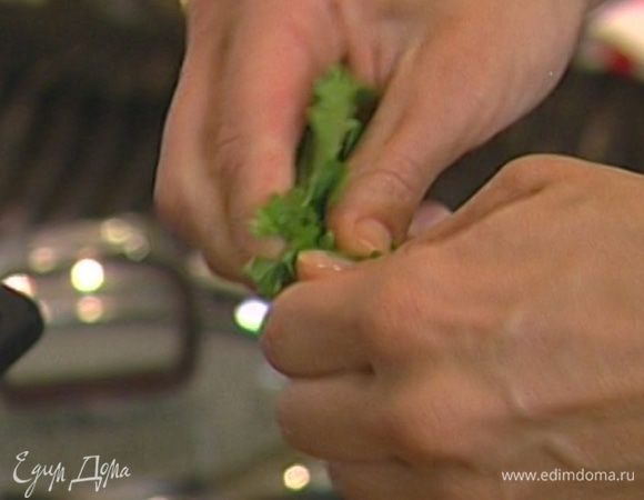 Кинзу измельчить руками.