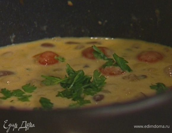 Прогревать все на медленном огне 5−7 минут. 