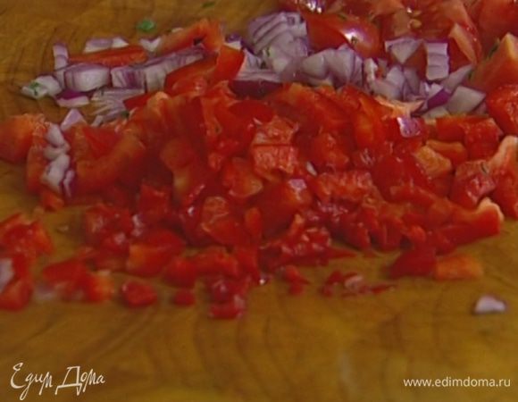Сладкий перец, удалив семена, очень мелко нарезать.