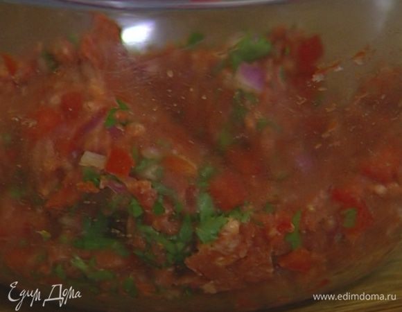 Фарш соединить с половиной измельченного лука и сладкого перца, добавить томатную пасту, молотый перец чили, немного посолить, поперчить и все вымешать.