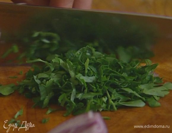 Петрушку мелко порезать, половину добавить в фарш, перемешать.