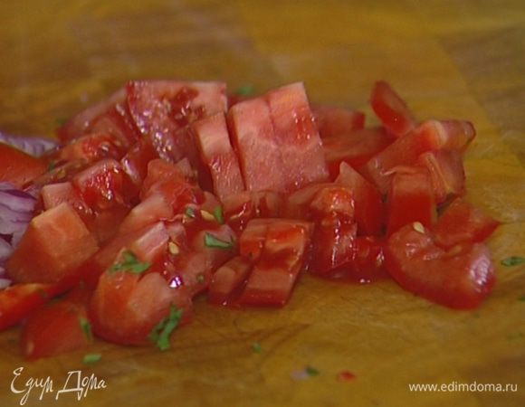 Помидор нарезать крупными кусочками.