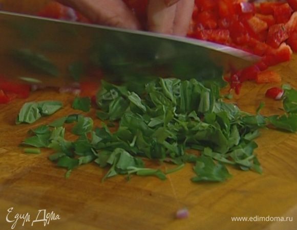 Листья базилика нарезать.