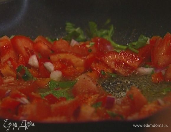 Разогреть в сковороде 1 ст. ложку оливкового масла и выложить помидоры, оставшийся лук, сладкий перец и петрушку, добавить базилик и перец чили, влить уксус, всыпать сахар, посолить, поперчить и обжарить.