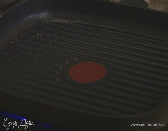 Разогреть сковороду-гриль, кулинарной кисточкой смазать ее оливковым маслом.