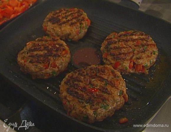Сформировать из фарша 4 котлеты и обжаривать с каждой стороны минут по 7, затем выложить на тарелку.