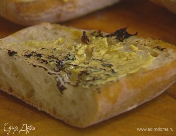 Чиабатту разрезать на 4 части, затем каждый кусок пополам вдоль. Прогреть на сковороде, где жарились котлеты, сбрызнуть обжаренную сторону хлеба оливковым маслом, смазать горчицей. 