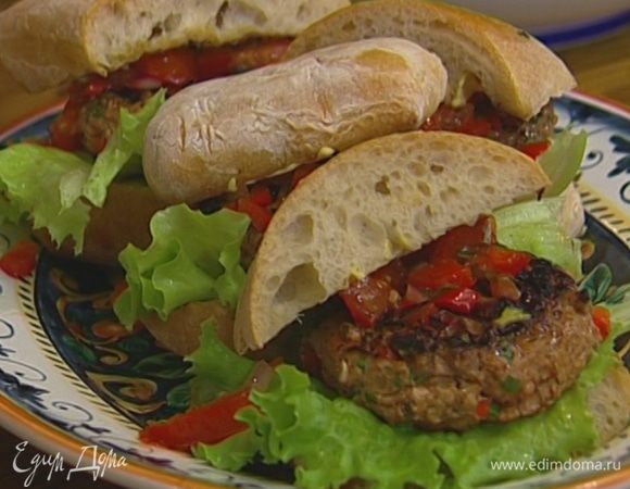 Сверху выложить котлету, а на нее – начинку из помидоров. Накрыть каждый кусок второй половинкой.