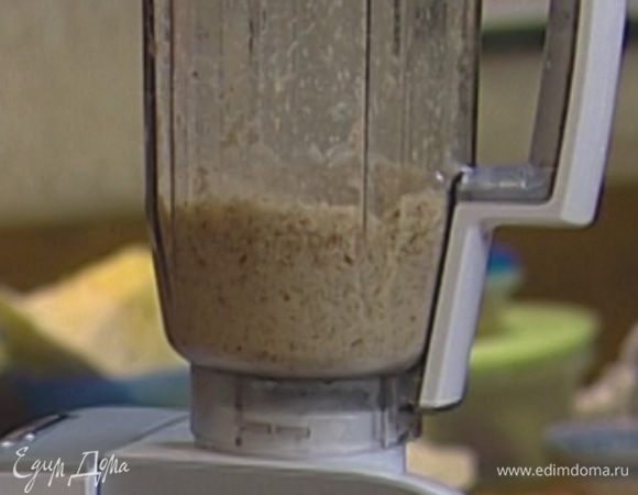 Миндаль измельчить в блендере в муку.