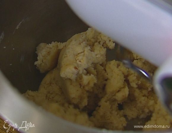 Приготовить тесто: в чаше комбайна соединить 200 г муки, предварительно охлажденное сливочное масло, молотый миндаль, соль и вымешать насадкой для теста в очень мелкую крошку.