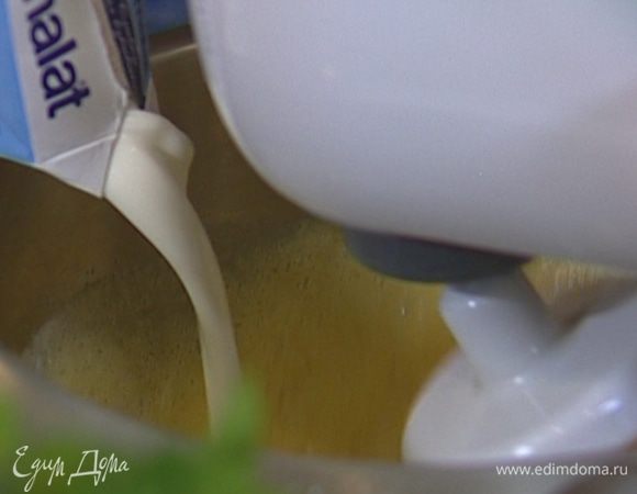 Приготовить крем: яйца с сахаром взбить в комбайне. Не выключая комбайна, влить сливки, добавить лимонную цедру и сок лимона и взбивать еще пару минут.