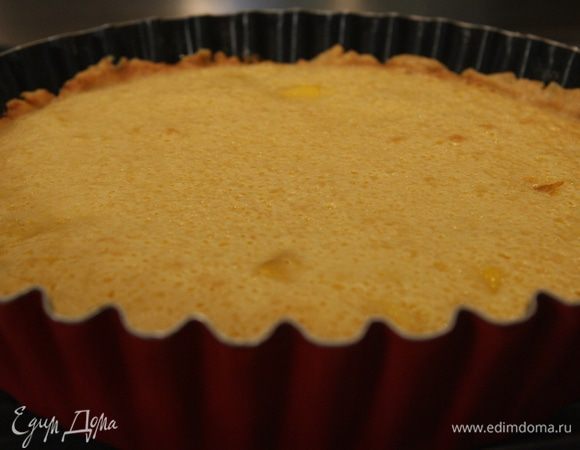 Убавить температуру духовки до 160◦С и выпекать пирог еще 30-40 минут. Вынуть из формы, когда он остынет.