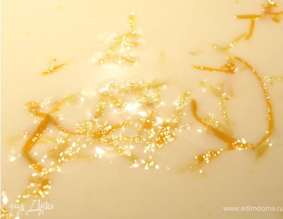 В молоко добавляем тёртую цедру цитрусов, палочку корицы и стручок ванили. Доводим до кипения и готовим 5 минут. Процеживаем и отставляем.