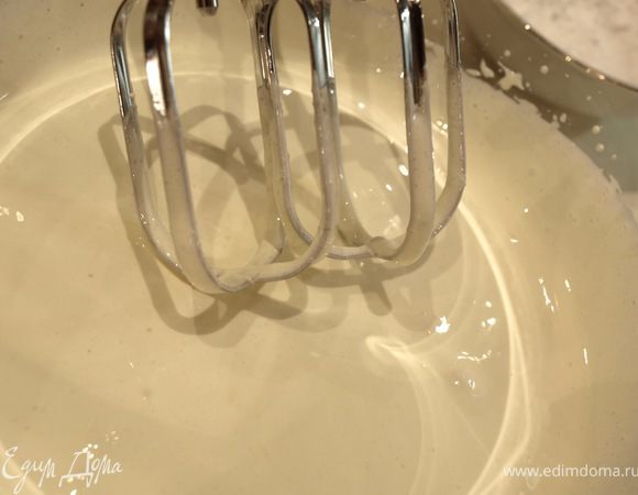 Взбиваем желтки с сахаром до побеления (минут 5). Всыпаем крахмал, хорошенько перемешиваем венчиком.