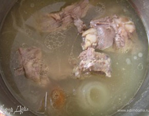 В кастрюлю налить 3л воды, добавить баранину, нарезанную на порционные куски, поставить на огонь. После закипания добавить очищенную целую луковицу, крупно нарезанную морковь, и лавровые листы. Убавить огонь и варить до готовности мяса около 2х часов.