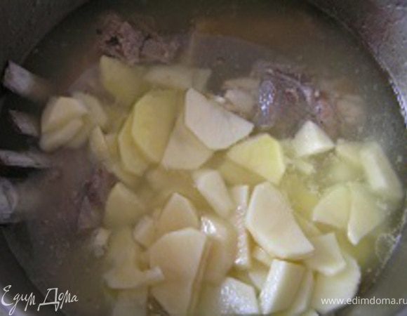 Затем добавить нарезанный картофель, увеличить огонь и дать бульону закипеть.