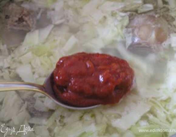 Добавить томатную пасту, соль, перец и сахар. 