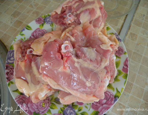 Промыть мясо. Просушить (промокнуть) кухонным бумажным полотенцем. 