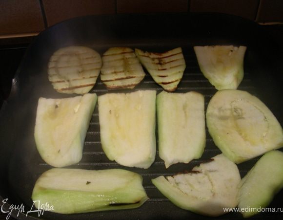 Очищаем баклажаны, нарезаем полосочками и обжариваем на сковороде-гриль. Можно вообще без масла, можно сковороду немного смазать или сами баклажаны. Я их немного смазала маслом из-под вяленых томатов. Готовим их по 4 мин с каждой стороны (я немного дольше).
