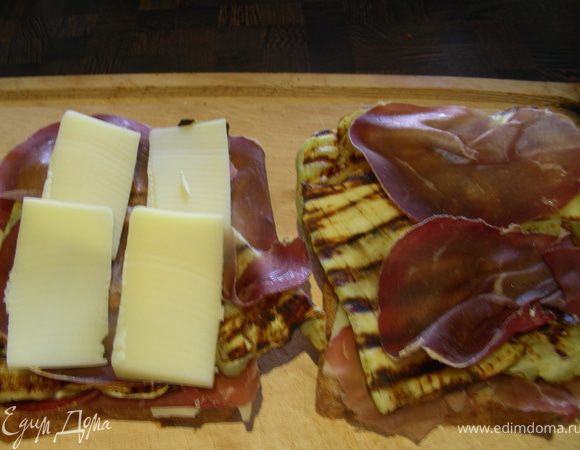 Теперь собираем наши сэндвичи в таком порядке: хлеб - сыр - вяленое мясо - баклажаны - мясо - сыр- хлеб. Смазываем сэндвич с обеих сторон маслом и кладем на сковороду-гриль. Поджариваем пару минут с каждой стороны.
 