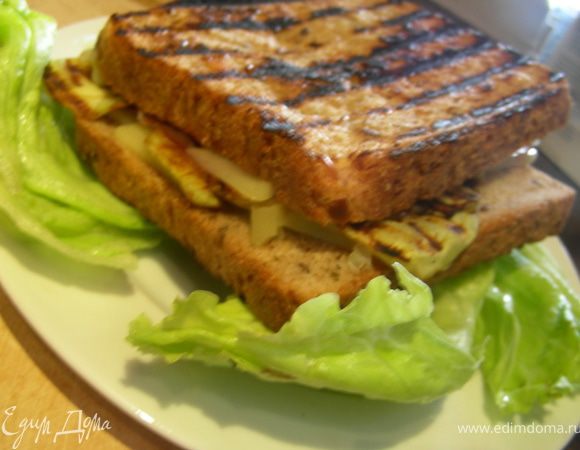 На тарелку выкладываем листья салата, на них наш сэндвич и подаем. Приятного аппетита!