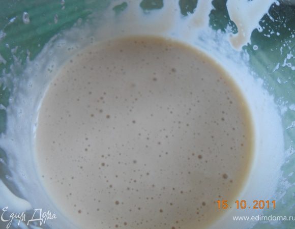  сделаем сначала два коржа, 2 яйца , 50 гр масла и 75 гр сахара взобьем до однородной массы