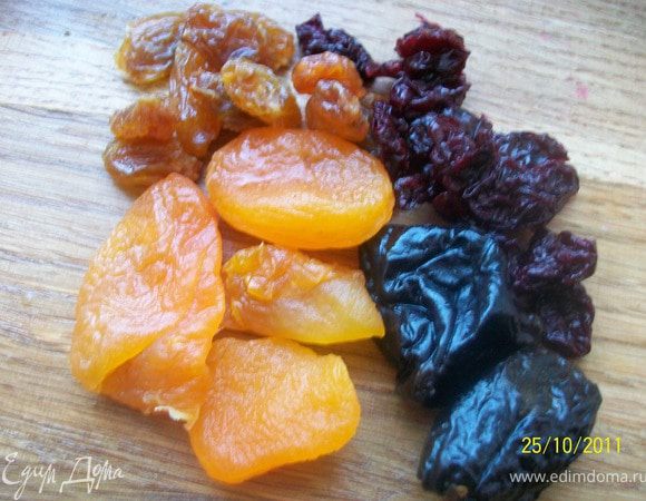 Курагу, чернослив, изюм и вишню помыть, просушить и измельчить.