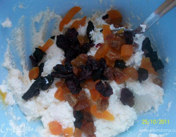 Творог протереть через сито, добавить измельченные сухофрукты. 