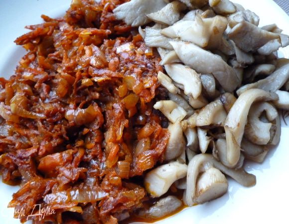 затем на том же масле и жире от ребрышек обжарим слегка лук,добавим к нему морковь,тоже слегка обжарим и добавим томат пасту и столовую ложку сахара,еще обжарим и отставим в сторону.