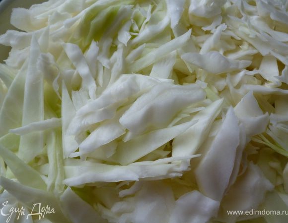 Пока мясо тушится нашинкуем капусту,но не очень мелко,иначе она "потеряется" в блюде.