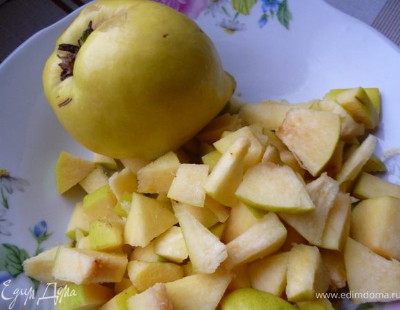 Айву тоже нарезать кубиком.