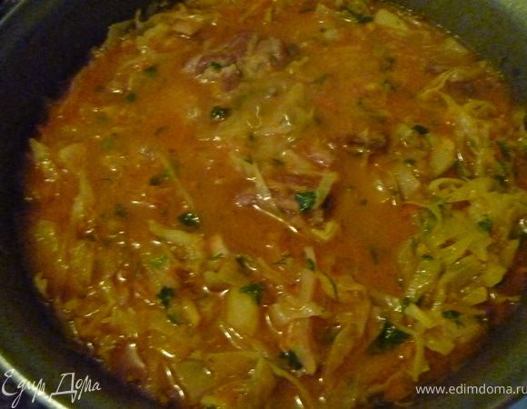 В чугунок поверх мяса выкладываем картошку,затем капусту и сверху айву.Накрываем крышкой и даем капусте пустить сок и немного обмякнуть.(минут 10-15).