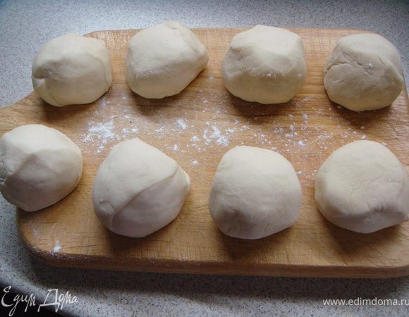 Молоко подогреть до 28-32°С, растворить в нем дрожжи, добавить сахар, соль, размягченное сливочное масло, яйца, муку и замесить тесто. Тесто поставить в теплое место. Через 1 час вымесить и оставить еще на 1 час. Затем тесто разделить на 8 кусочков, сформировать шарики и отложить их на 5-10 минут. 